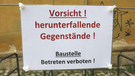 Gefahrenabwehr. Wo das Geld für Reparaturen fehlt, müssen solche Schilder herhalten, wie hier am Fichtenberg-Gymnasium.