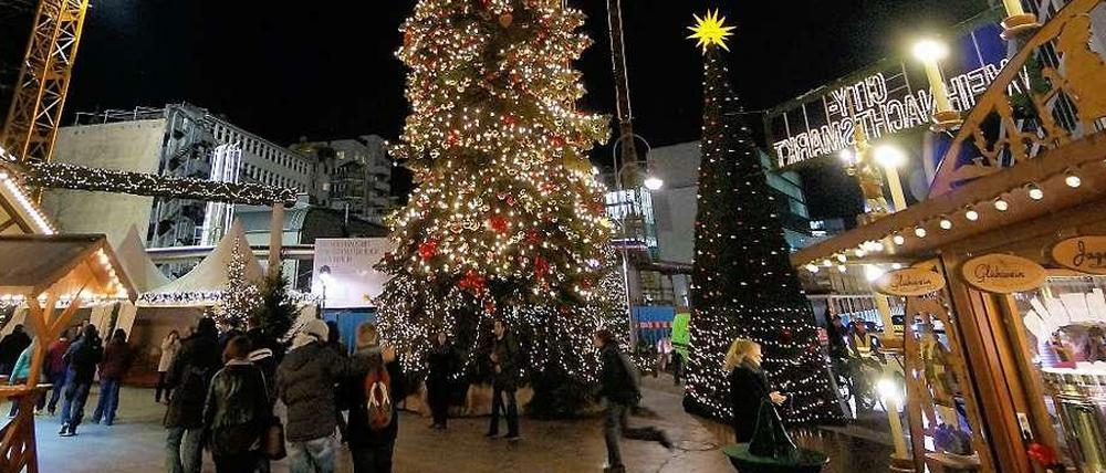 Ein Blick auf den Weihnachtsmarkt am Breitscheidplatz mit der diesmal tadellosen Tanne aus einem Lichterfelder Garten.