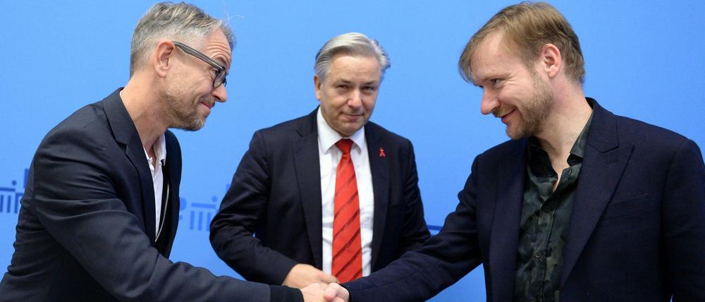 Guten Morgen, Berlin. Oliver Reese (links) und Kulturstaatssekretär Tim Renner (rechts) im Roten Rathaus mit dem Intendantenvertrag.