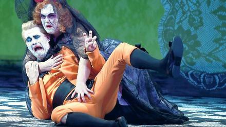 Griff ans Gemächt. Adrian Strooper als Don Ottavio, sexuell belästigt von Erika Roos’ Donna Anna.