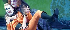 Griff ans Gemächt. Adrian Strooper als Don Ottavio, sexuell belästigt von Erika Roos’ Donna Anna.