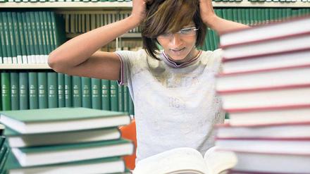 Angst vorm Anfangen. Nicht jede Aufgabe sofort zielgerichtet umzusetzen, sondern die Aufmerksamkeit herumschweifen zu lassen, kann kreativ wirken und gilt bei manchen Studierenden als cool. Wer sich aber gar nicht mehr herantraut, braucht Hilfe. 