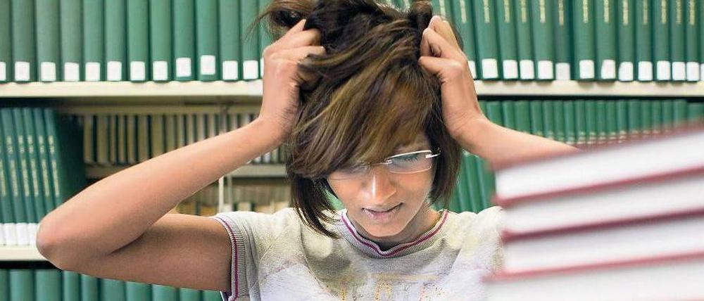 Angst vorm Anfangen. Nicht jede Aufgabe sofort zielgerichtet umzusetzen, sondern die Aufmerksamkeit herumschweifen zu lassen, kann kreativ wirken und gilt bei manchen Studierenden als cool. Wer sich aber gar nicht mehr herantraut, braucht Hilfe. 