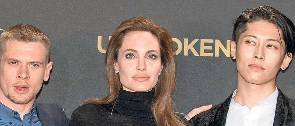 Unter Männern. Angelina Jolie mit Jack O’Connell und Miyavi, den beiden Hauptdarstellern aus ihrer zweiten Regiearbeit „Unbroken“.