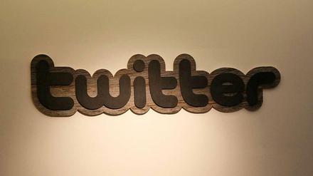 Alles noch auf Holz, oder schon digital? Immer mehr Ministerien nutzen Soziale Netzwerke wie Twitter professionell.