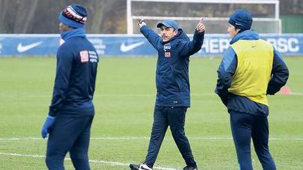 Viel zu tun. Herthas Trainer Jos Luhukay (Mitte) stellt seine Mannschaft auf eine schwere taktische Aufgabe ein.