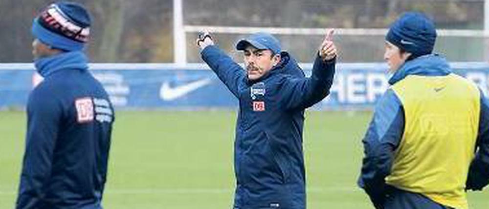Viel zu tun. Herthas Trainer Jos Luhukay (Mitte) stellt seine Mannschaft auf eine schwere taktische Aufgabe ein.