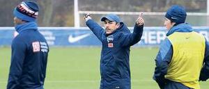 Viel zu tun. Herthas Trainer Jos Luhukay (Mitte) stellt seine Mannschaft auf eine schwere taktische Aufgabe ein.
