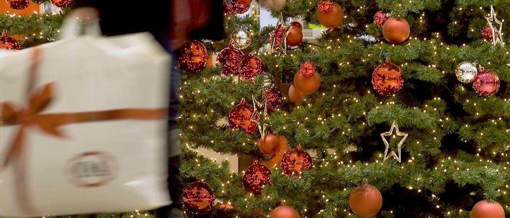 Voll bepackt. Zu Weihnachten wollen die Deutschen fast so viel ausgeben wie im vergangenen Jahr - den Handel freut's.