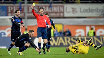 Marvin Bakalorz (in der Hocke) steht nach seinem Foul an Marco Reus am Pranger.