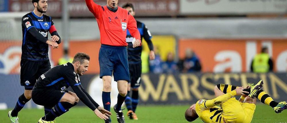Marvin Bakalorz (in der Hocke) steht nach seinem Foul an Marco Reus am Pranger.