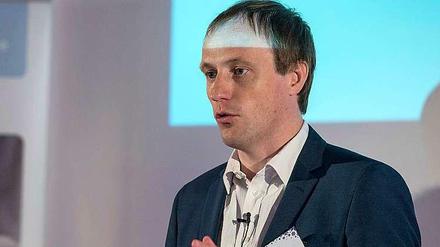 Taavi Kotka, IT-Beauftragter der estnischen Regierung und digitaler Vordenker, bei einem Vortrag in diesem Jahr. In der Hand hält er seine eigene ID-Karte, die "E-residency-card" kommt ohne Foto.