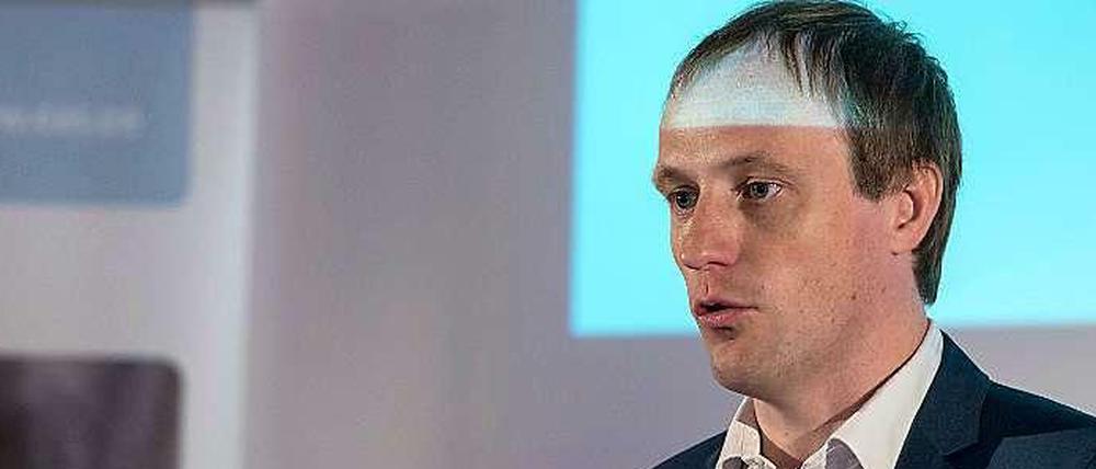 Taavi Kotka, IT-Beauftragter der estnischen Regierung und digitaler Vordenker, bei einem Vortrag in diesem Jahr. In der Hand hält er seine eigene ID-Karte, die "E-residency-card" kommt ohne Foto.