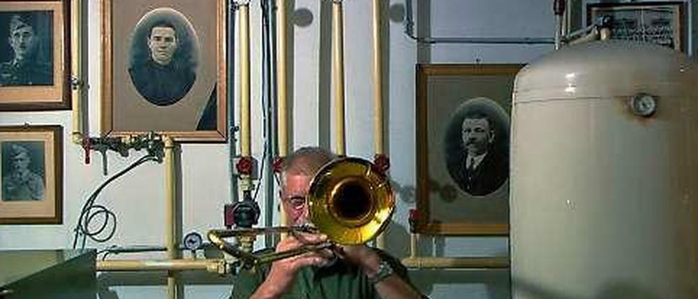 Ein typisches Ulrich-Seidl-Tableau: Blasmusik vorm Heizungsrohr.