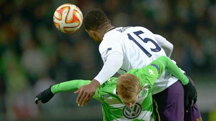 Unterlegen. Kevin De Bruyne (unten) kommt gegen Sylvain Distin vom FC Everton nicht an den Ball. 