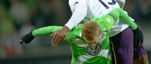 Unterlegen. Kevin De Bruyne (unten) kommt gegen Sylvain Distin vom FC Everton nicht an den Ball.