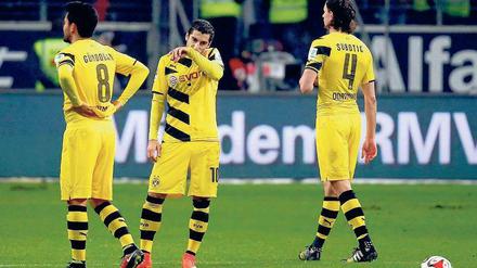 Stehend am Boden. Den Herren Gündogan, Mchitarjan und Subotic (von links) ist das Jubeln längst abhandengekommen. Der BVB steckt im Abstiegskampf.