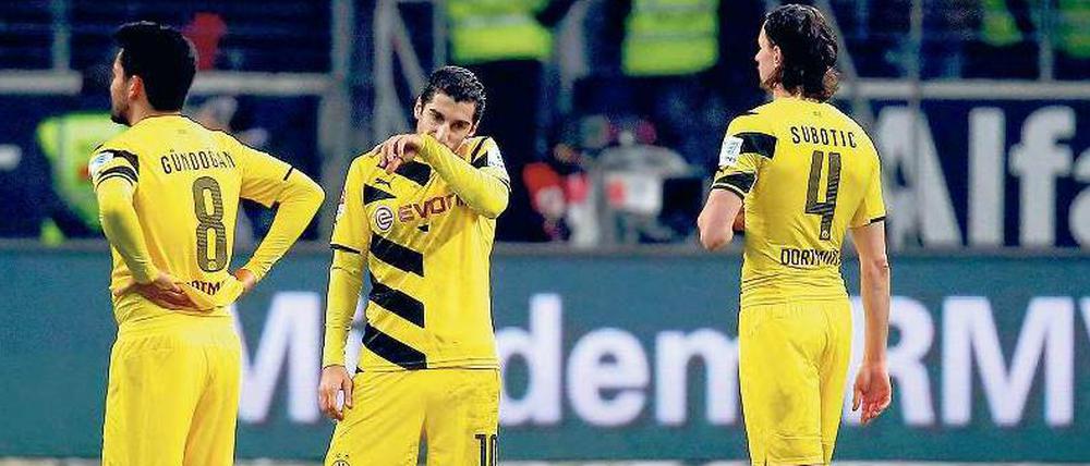 Stehend am Boden. Den Herren Gündogan, Mchitarjan und Subotic (von links) ist das Jubeln längst abhandengekommen. Der BVB steckt im Abstiegskampf.