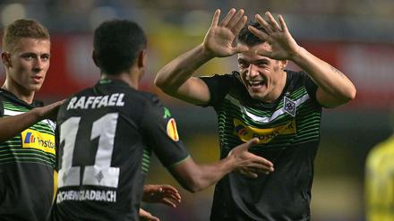 Hand drauf. Granit Xhaka feiert mit Raffael seinen tollen Freistoßtreffer zum 2:2.