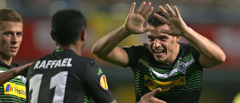 Hand drauf. Granit Xhaka feiert mit Raffael seinen tollen Freistoßtreffer zum 2:2.