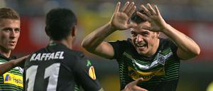 Hand drauf. Granit Xhaka feiert mit Raffael seinen tollen Freistoßtreffer zum 2:2.