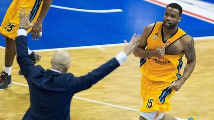 Alba-Spieler Reggie Redding (r.) bejubelt seinen Siegtreffer mit Berlins Trainer Sasa Obradovic.