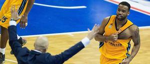 Alba-Spieler Reggie Redding (r.) bejubelt seinen Siegtreffer mit Berlins Trainer Sasa Obradovic.