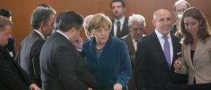 Gipfelteilnehmer mit Kanzlerin (Mitte), links die Integrationsbeauftragte Özoguz.