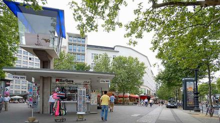 Hier geht es los. Der Kiezspaziergang startet am Joachimsthaler Platz mit der denkmalgeschützten Verkehrskanzel.