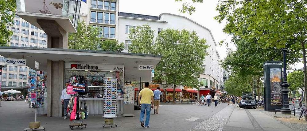 Hier geht es los. Der Kiezspaziergang startet am Joachimsthaler Platz mit der denkmalgeschützten Verkehrskanzel.