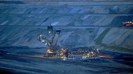 Ganz alte Welt. Der Energiekonzern RWE betreibt in Garzweiler einen Braunkohletagebau. Die Energiewende setzt dem Konzern ziemlich zu und er tut sich mit Veränderungen besonders schwer. 