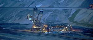 Ganz alte Welt. Der Energiekonzern RWE betreibt in Garzweiler einen Braunkohletagebau. Die Energiewende setzt dem Konzern ziemlich zu und er tut sich mit Veränderungen besonders schwer. 