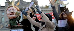 Demonstranten protestieren vor dem Bundestag gegen den Haushalt, der für den BND 300 Millionen Euro für neue Überwachungstechnologien zusichert.
