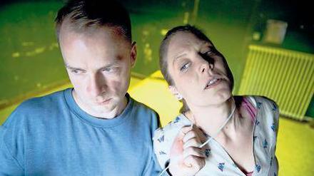 Angstauslöser: Häftling Daniel Kehl (Hinnerk Schönemann) nimmt Franziska (Tessa Mittelstaedt) im Kölner „Tatort“ als Geisel.