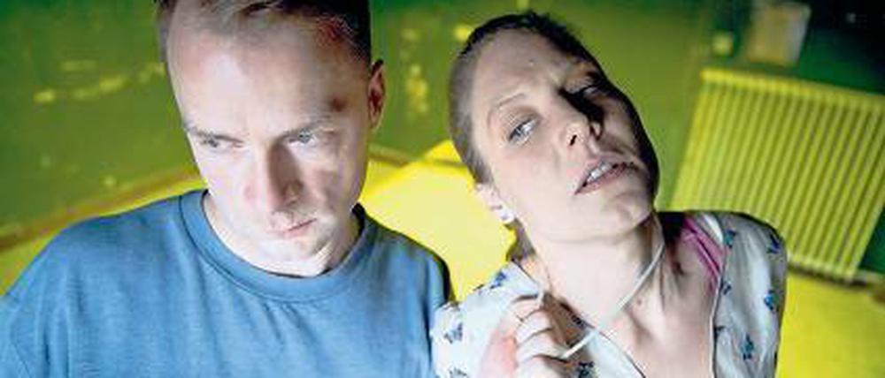 Angstauslöser: Häftling Daniel Kehl (Hinnerk Schönemann) nimmt Franziska (Tessa Mittelstaedt) im Kölner „Tatort“ als Geisel.