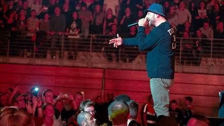 Beatsteaks-Sänger Arnim Teutoburg-Weiß in der Max-Schmeling-Halle.