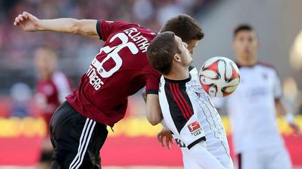 Erste Saison-Niederlage: Ingolstadt (rechts Mathew Leckie) verliert beim 1. FC Nürnberg.