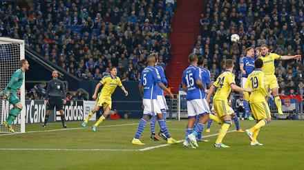 Der Anfang vom Ende schon in der 2. Minute. Terry (nicht im Bild) köpft das 1:0 für Chelsea.
