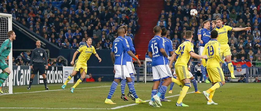 Der Anfang vom Ende schon in der 2. Minute. Terry (nicht im Bild) köpft das 1:0 für Chelsea.