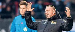 Zaudern statt zaubern. Unions Trainer Norbert Düwel hatte gegen 1860 München kein Glück mit seinen Personalentscheidungen. Der Berliner Zweitligist hofft nach dem 1:4 weiter auf ein Ende der Krise.