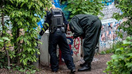 Jenseits der Liberalität. Polizisten suchen im Görlitzer Park nach versteckten Drogen.