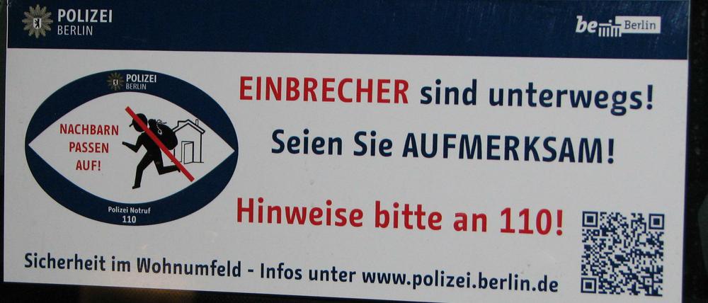 Dieser Aufkleber der Polizei soll aufmerksame Nachbarn in Steglitz-Zehlendorf ermutigen, den Notruf 110 anzurufen