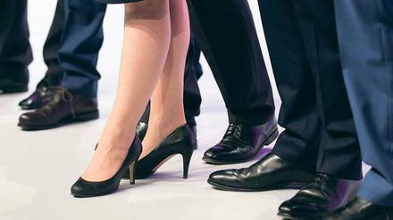 Mit oder ohne Pumps: Ab 2016 soll eine Geschlechterquote von mindestens 30 Prozent für Aufsichtsräte gelten.