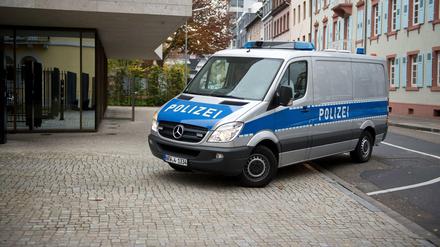 Die Polizei bei einer Razzia gegen Terrorhelfer. Nun soll den Unterstützern des IS und anderer Terrorgruppen auch der Personalausweis entzogen werden.