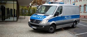 Die Polizei bei einer Razzia gegen Terrorhelfer. Nun soll den Unterstützern des IS und anderer Terrorgruppen auch der Personalausweis entzogen werden.