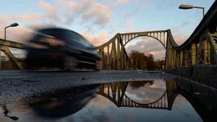 Letzte Durchfahrt Donnerstag. Dann wird die Glienicker Brücke zwischen Berlin-Wannsee und Potsdam gesperrt. Pendler und Fußgänger müssen einen weiten Umweg nehmen.