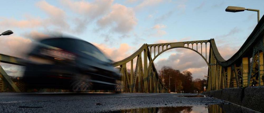 Letzte Durchfahrt Donnerstag. Dann wird die Glienicker Brücke zwischen Berlin-Wannsee und Potsdam gesperrt. Pendler und Fußgänger müssen einen weiten Umweg nehmen.