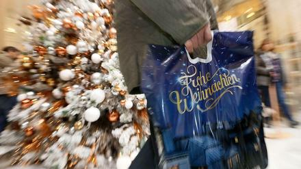 Kunden auf Geschenkejagd. Im Einzelhandel treffen sie immer öfter auf Promoter.