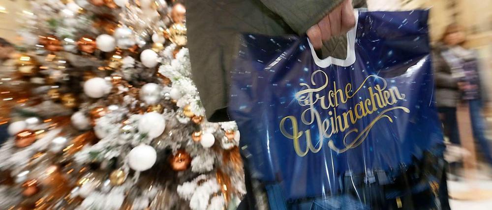 Kunden auf Geschenkejagd. Im Einzelhandel treffen sie immer öfter auf Promoter.
