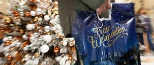 Kunden auf Geschenkejagd. Im Einzelhandel treffen sie immer öfter auf Promoter.